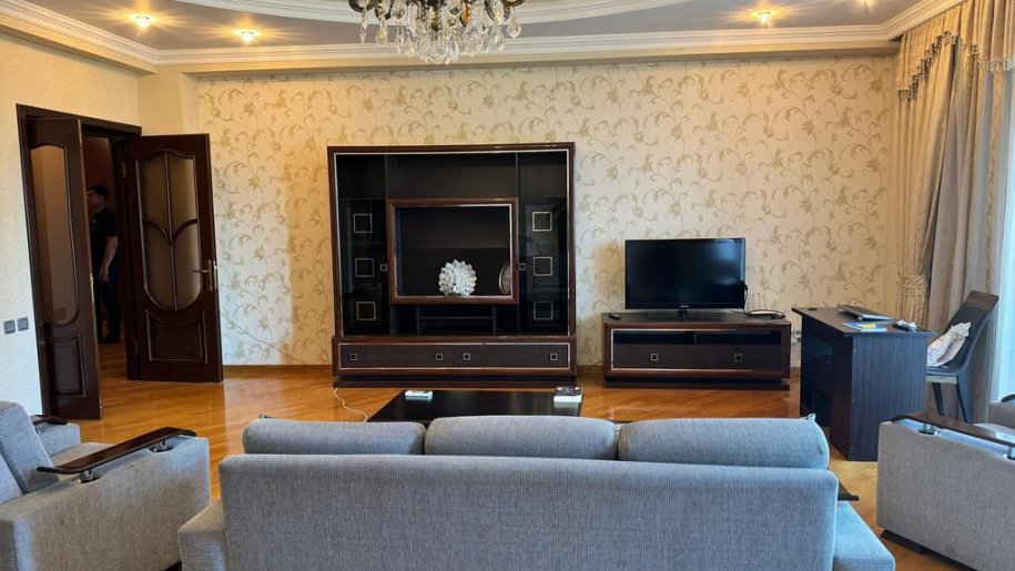 Kirayə verilir 3 otaqlı yeni tikili, 200 m², 28 May m.-3