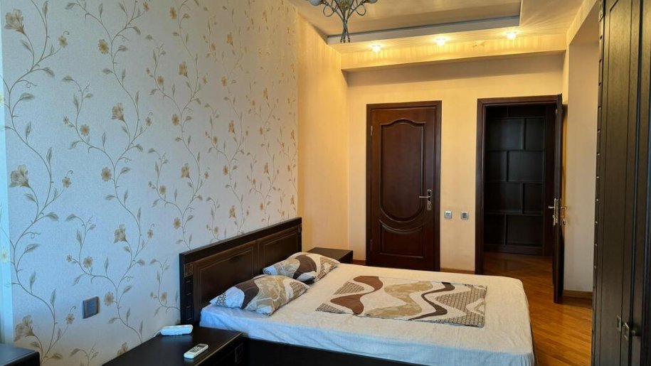 Kirayə verilir 3 otaqlı yeni tikili, 200 m², 28 May m.-5