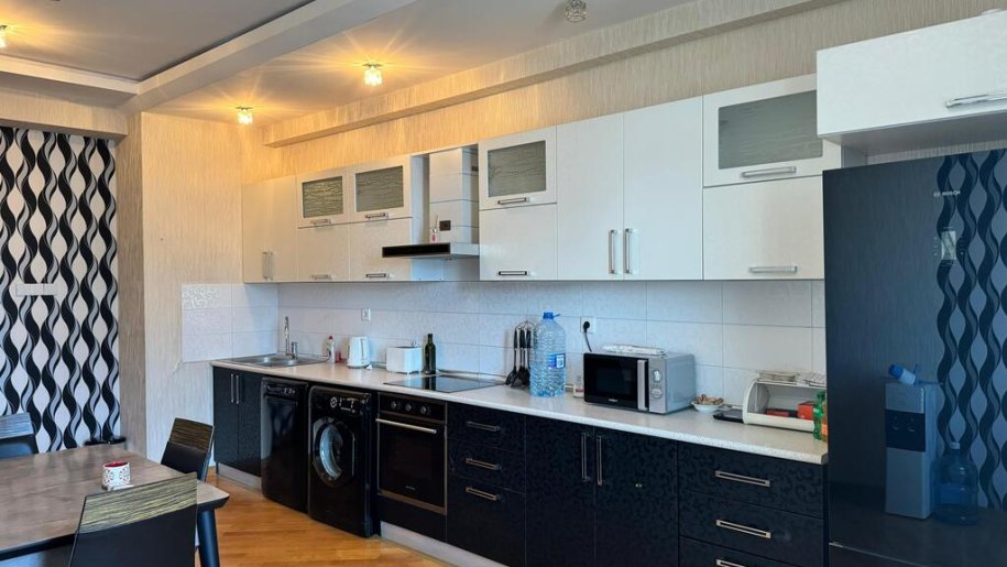 Kirayə verilir 3 otaqlı yeni tikili, 200 m², 28 May m.-9