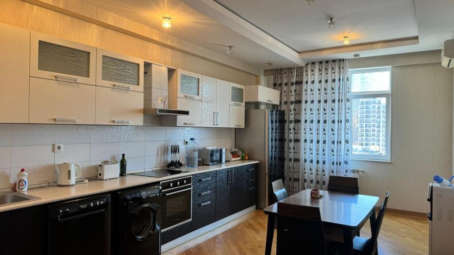 Kirayə verilir 3 otaqlı yeni tikili, 200 m², 28 May m.-10