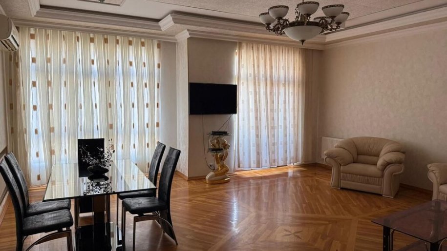 Kirayə verilir 3 otaqlı yeni tikili, 160 m², 28 May m.-1