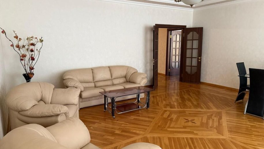 Kirayə verilir 3 otaqlı yeni tikili, 160 m², 28 May m.-4