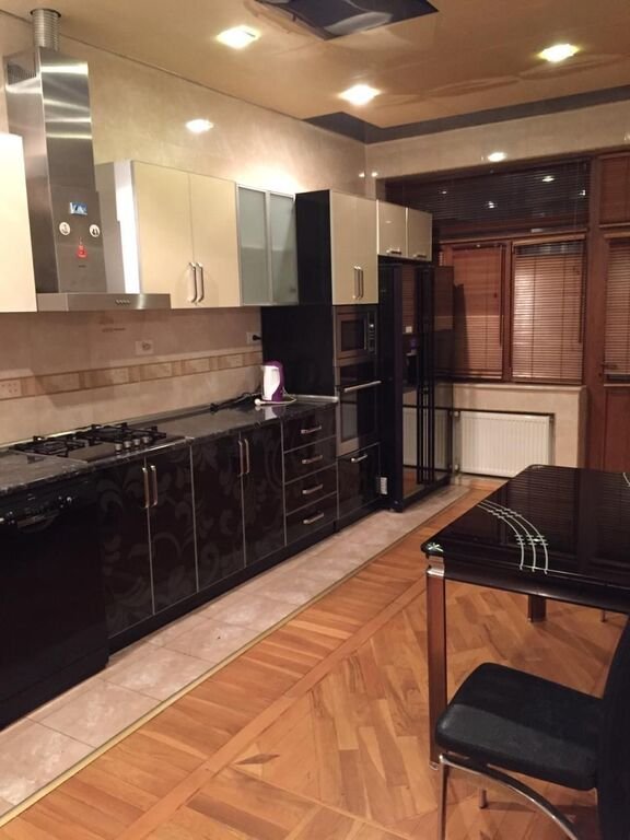 Kirayə verilir 3 otaqlı yeni tikili, 160 m², 28 May m.-6