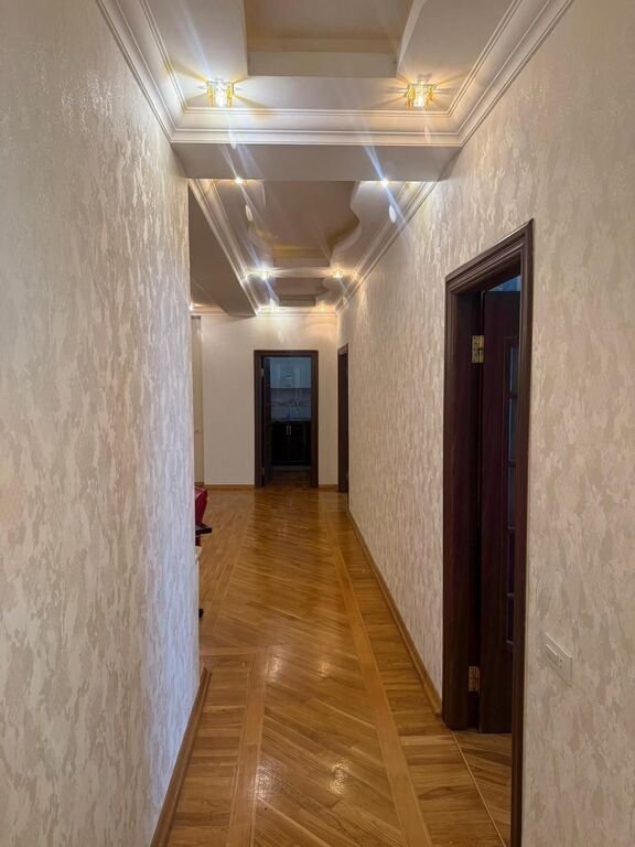 Kirayə verilir 3 otaqlı yeni tikili, 160 m², 28 May m.-8