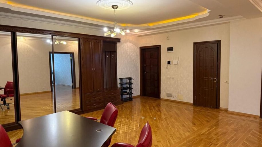 Kirayə verilir 3 otaqlı yeni tikili, 160 m², 28 May m.-13