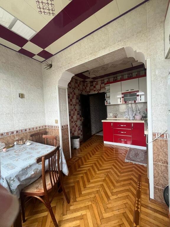 Satılır 3 otaqlı köhnə tikili, 98 m², Elmlər Akademiyası m.-9