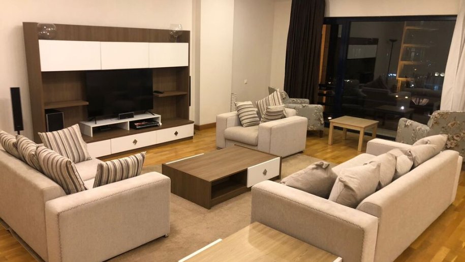 Kirayə verilir 4 otaqlı yeni tikili, 220 m², 28 May m.-4