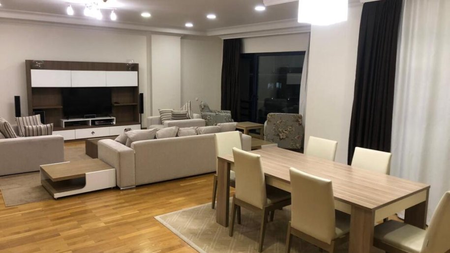 Kirayə verilir 4 otaqlı yeni tikili, 220 m², 28 May m.-5