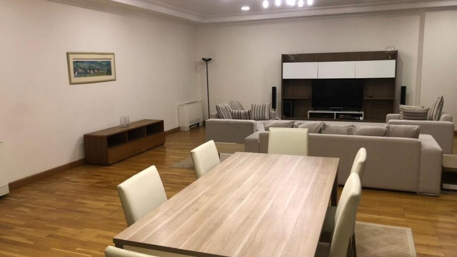 Kirayə verilir 4 otaqlı yeni tikili, 220 m², 28 May m.-6