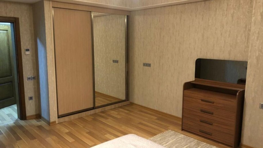 Kirayə verilir 4 otaqlı yeni tikili, 220 m², 28 May m.-10