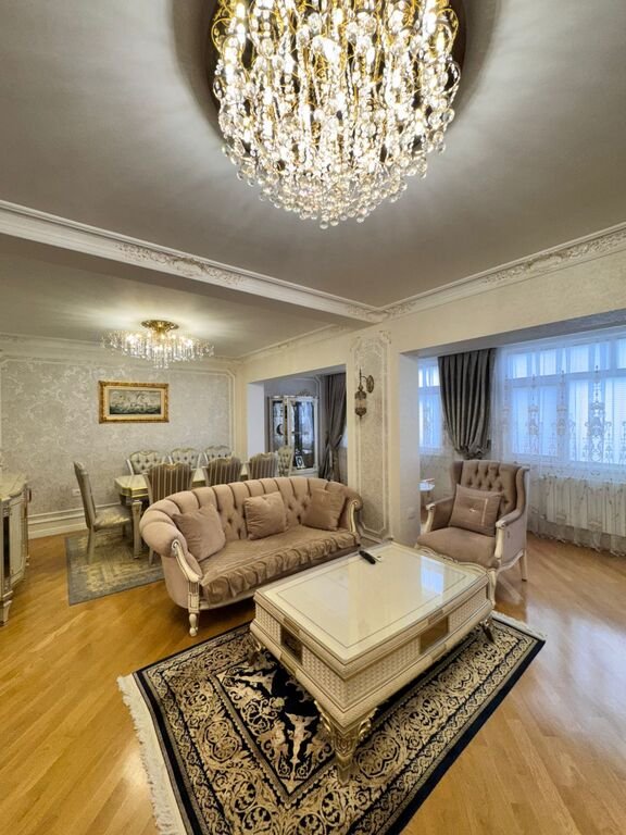 Satılır 4 otaqlı köhnə tikili, 140 m², Gənclik m.-1