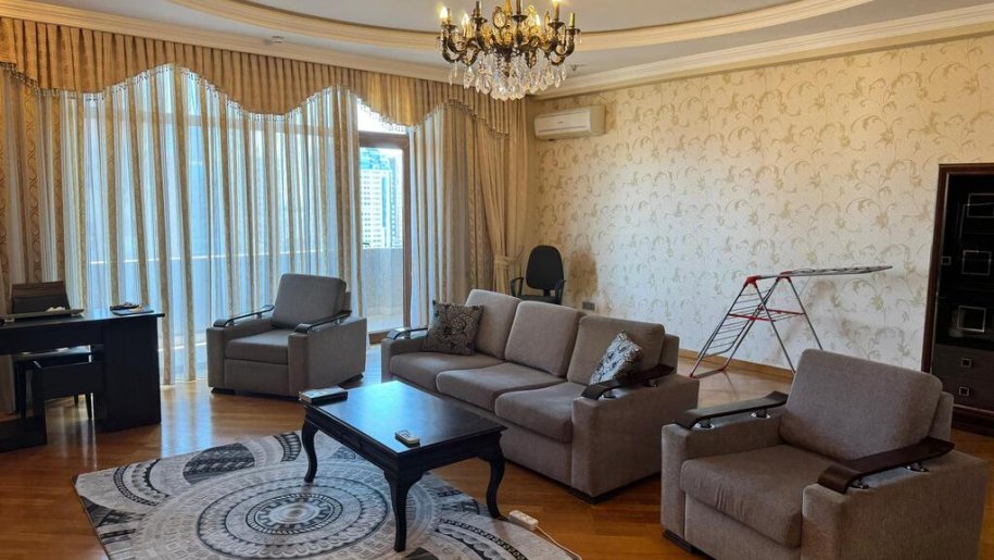 Kirayə verilir 3 otaqlı yeni tikili, 200 m², 28 May m.-1
