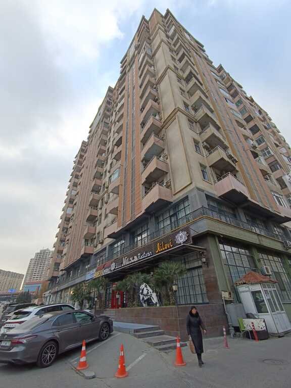 Satılır 4 otaqlı yeni tikili, 230 m², İnşaatçılar m.-1