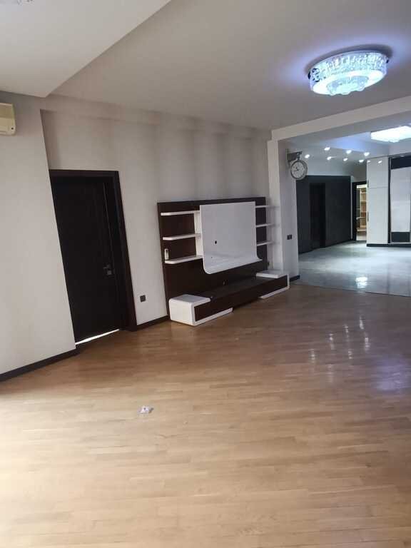 Satılır 4 otaqlı yeni tikili, 230 m², İnşaatçılar m.-4