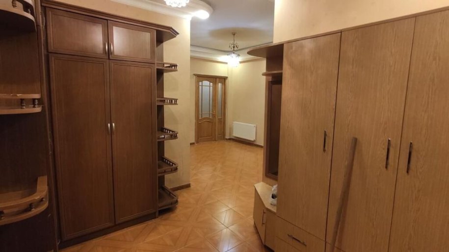 Kirayə verilir 3 otaqlı yeni tikili, 185 m², 28 May m.-2