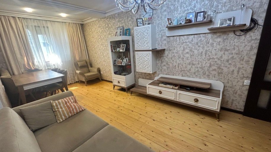 Satılır 3 otaqlı köhnə tikili, 70 m², Qara Qarayev m.-2