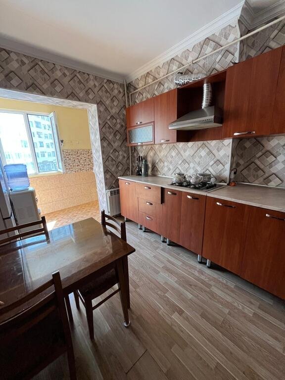 Satılır 2 otaqlı köhnə tikili, 60 m², İnşaatçılar m.-1