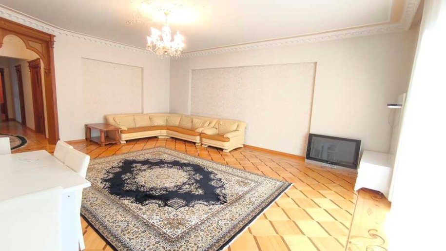 Kirayə verilir 4 otaqlı yeni tikili, 180 m², 28 May m.-1