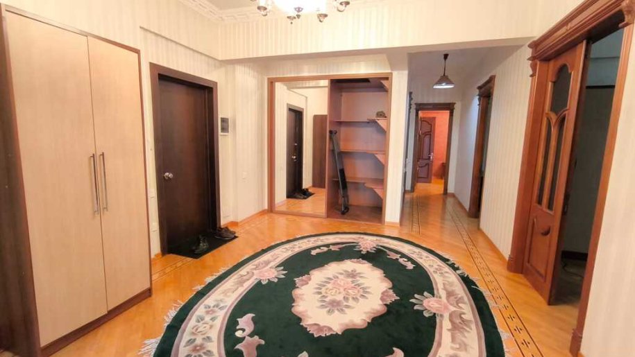 Kirayə verilir 4 otaqlı yeni tikili, 180 m², 28 May m.-9