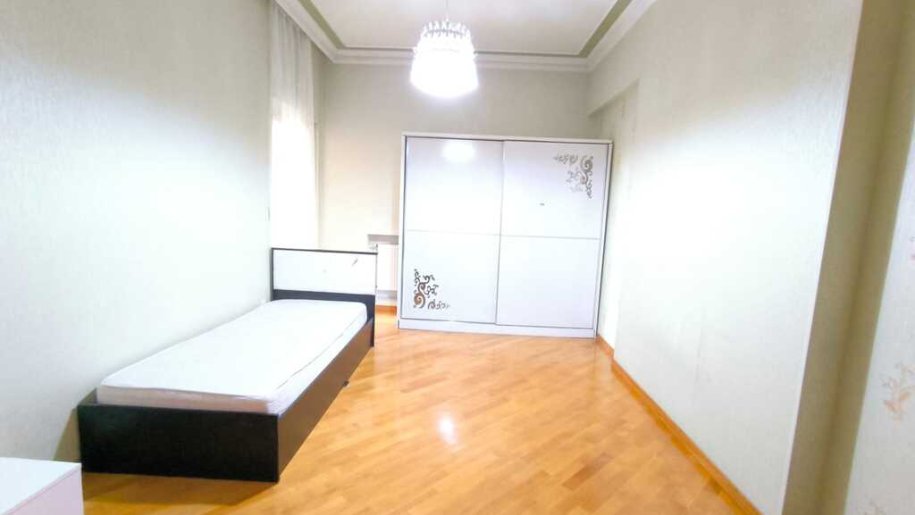 Kirayə verilir 4 otaqlı yeni tikili, 180 m², 28 May m.-10