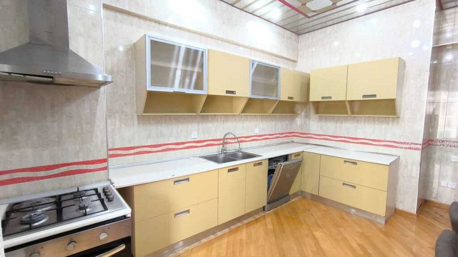 Kirayə verilir 4 otaqlı yeni tikili, 180 m², 28 May m.-12