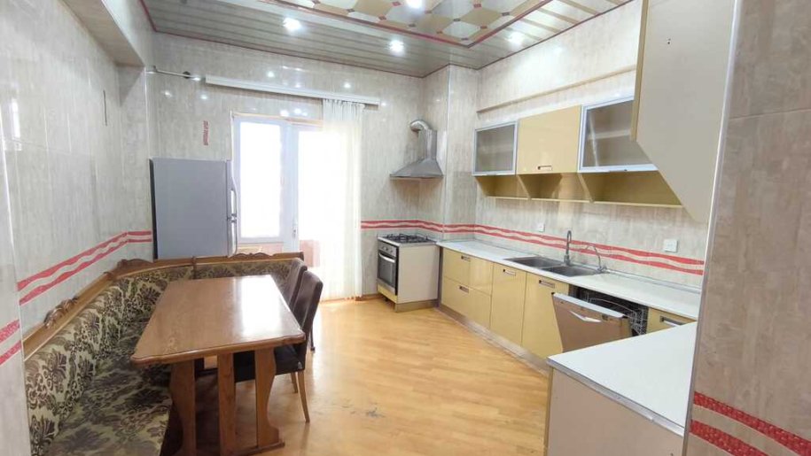 Kirayə verilir 4 otaqlı yeni tikili, 180 m², 28 May m.-13