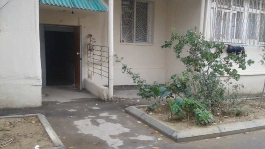 Satılır 1 otaqlı köhnə tikili, 35 m², İnşaatçılar m.-1