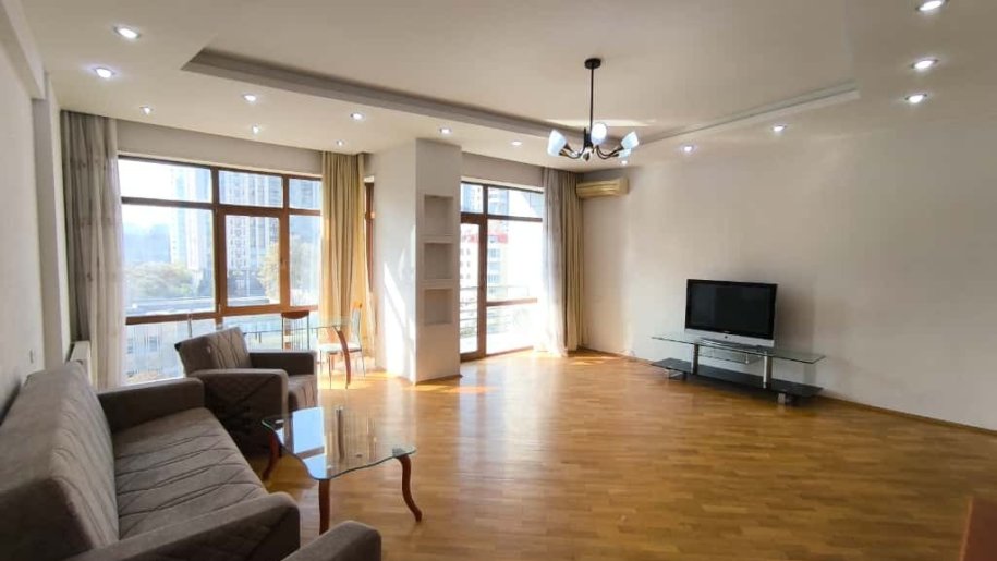 Kirayə verilir 3 otaqlı yeni tikili, 120 m², 28 May m.-3