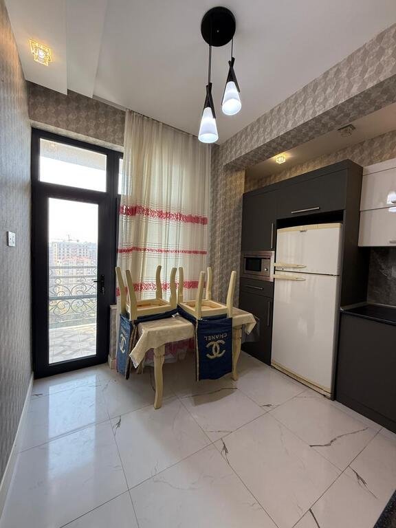 Kirayə verilir 3 otaqlı yeni tikili, 110 m², 28 May m.-4