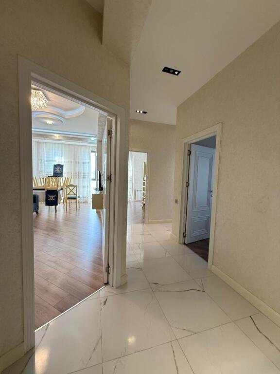 Kirayə verilir 3 otaqlı yeni tikili, 110 m², 28 May m.-8