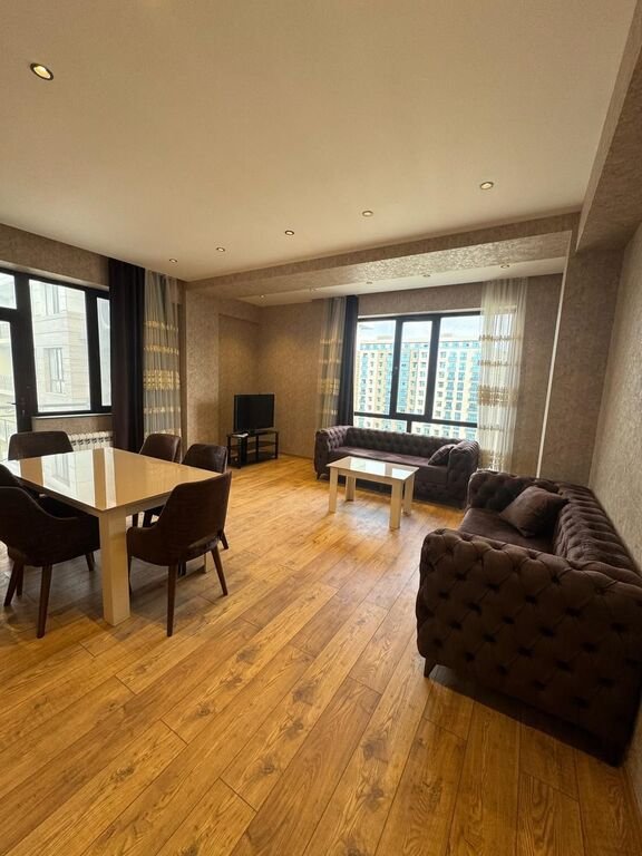 Kirayə verilir 3 otaqlı yeni tikili, 140 m², 28 May m.-1