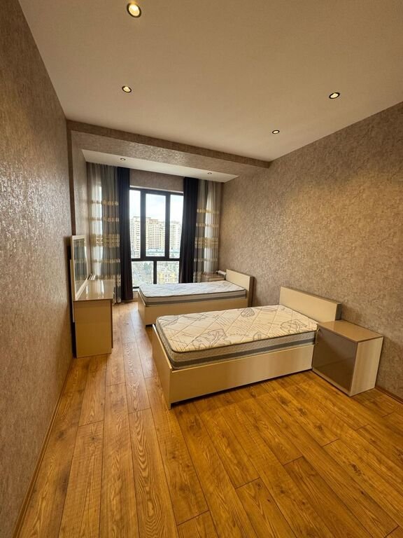 Kirayə verilir 3 otaqlı yeni tikili, 140 m², 28 May m.-8