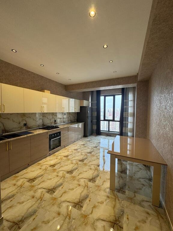 Kirayə verilir 3 otaqlı yeni tikili, 140 m², 28 May m.-10