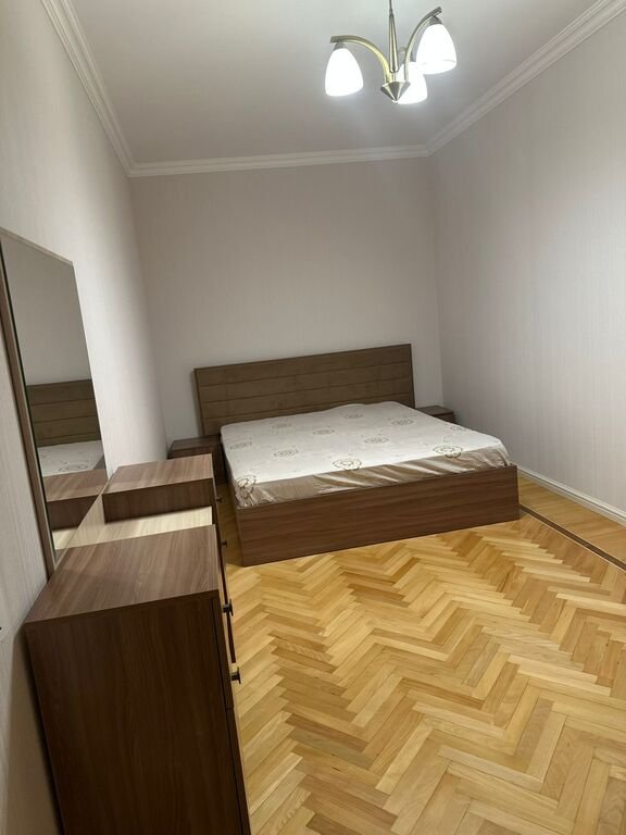 Kirayə verilir 4 otaqlı köhnə tikili, 100 m², 28 May m.-4