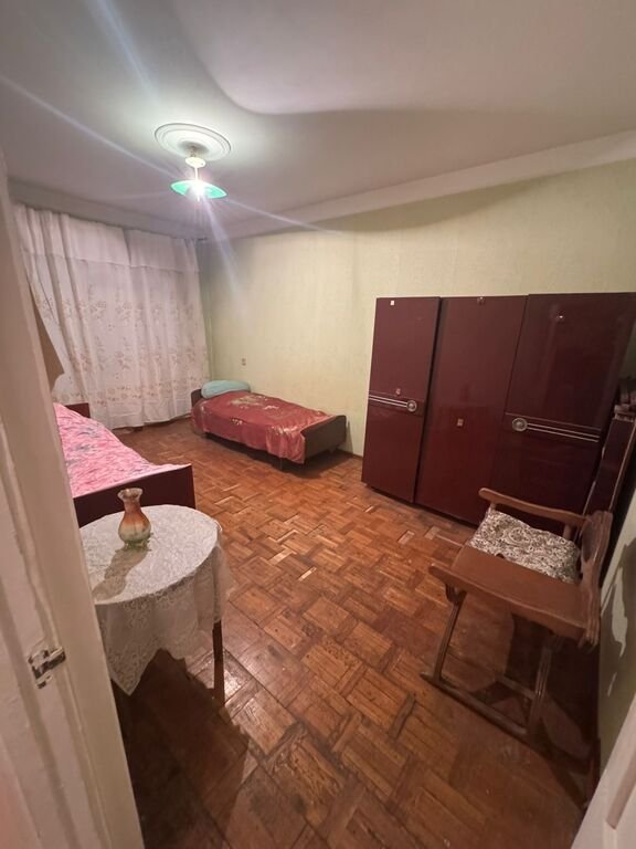 Kirayə verilir 4 otaqlı köhnə tikili, 100 m², Memar Əcəmi m.-1