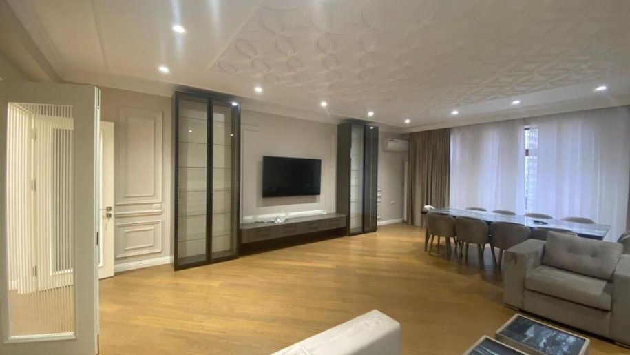 Kirayə verilir 3 otaqlı yeni tikili, 200 m², 28 May m.-1