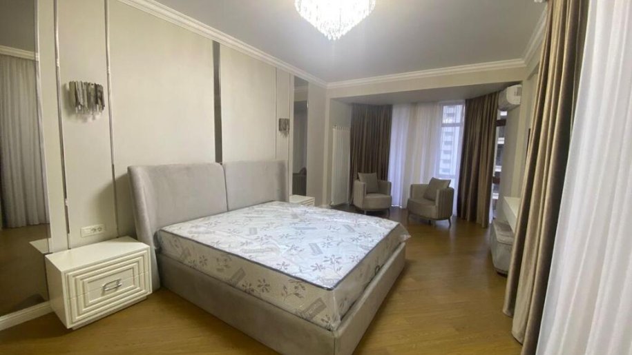 Kirayə verilir 3 otaqlı yeni tikili, 200 m², 28 May m.-3