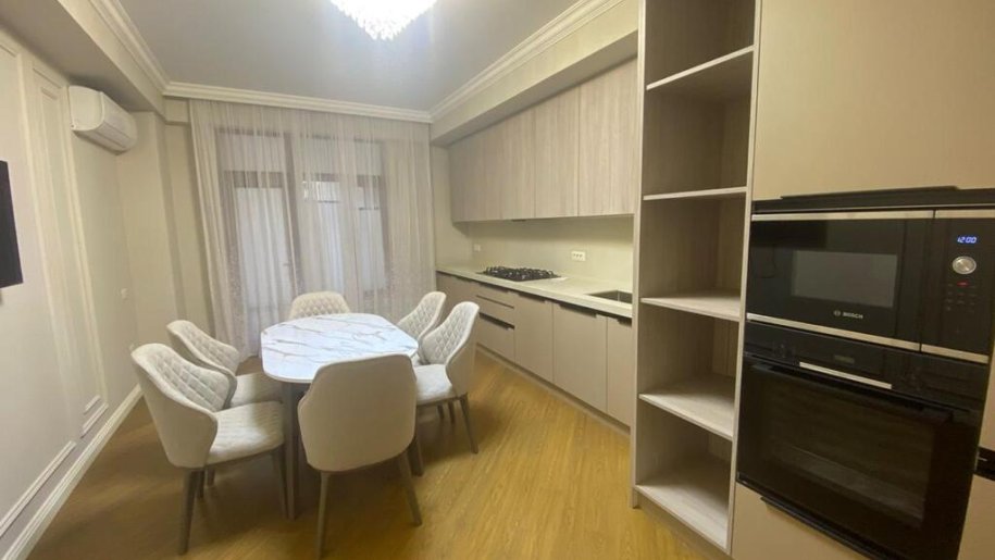 Kirayə verilir 3 otaqlı yeni tikili, 200 m², 28 May m.-8