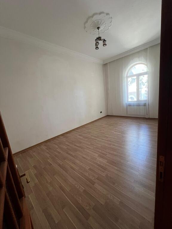 400 m<sup>2</sup> ofis icarəyə verilir, Gənclik m.-4