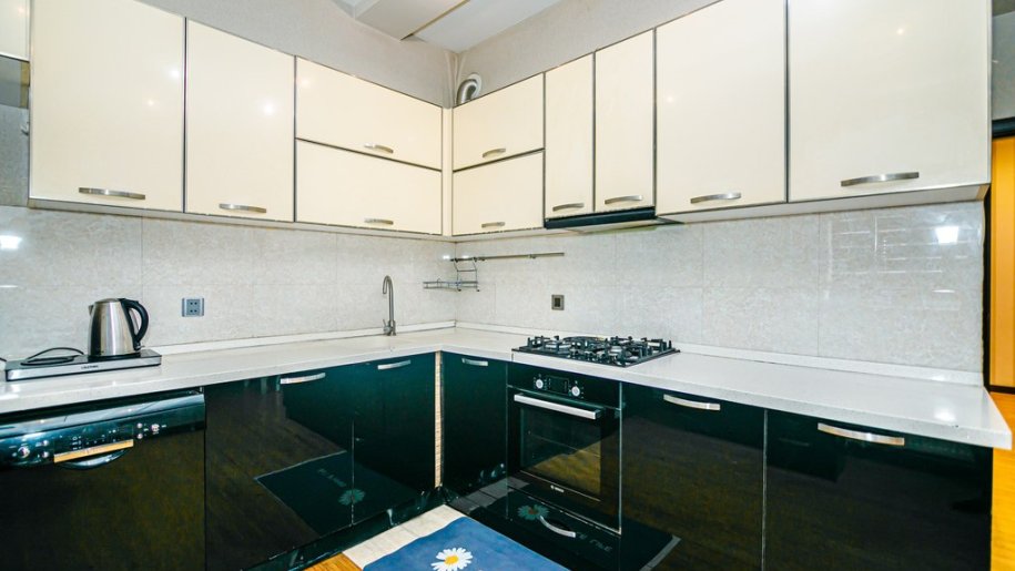 Kirayə verilir 3 otaqlı yeni tikili, 180 m², 8 noyabr-8