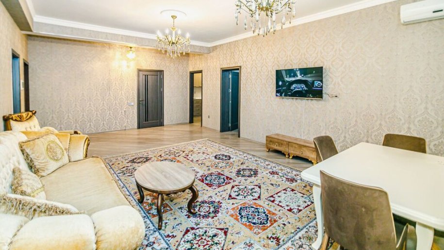 Kirayə verilir 3 otaqlı yeni tikili, 140 m², 28 May m.-2