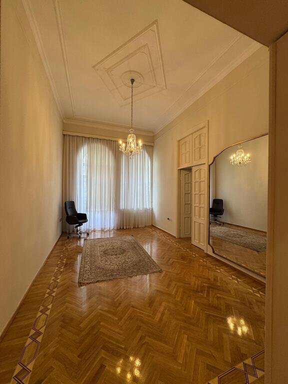 Kirayə verilir 6 otaqlı köhnə tikili, 300 m², 28 May m.-6