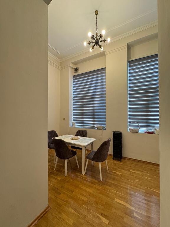 Kirayə verilir 6 otaqlı köhnə tikili, 300 m², 28 May m.-7