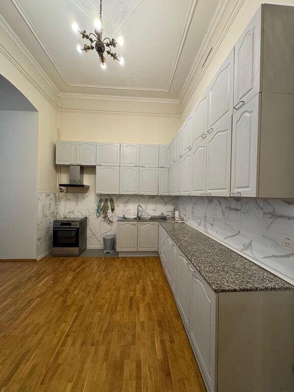 Kirayə verilir 6 otaqlı köhnə tikili, 300 m², 28 May m.-10