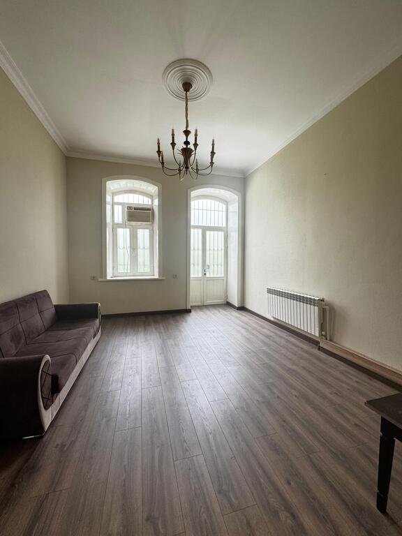 90 m<sup>2</sup> ofis icarəyə verilir, Sahil m.-1