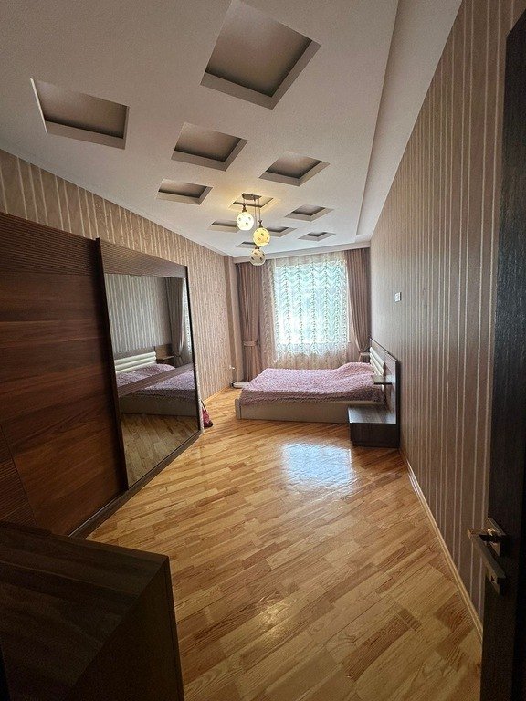 Satılır 4 otaqlı yeni tikili, 150 m², İnşaatçılar m.-6