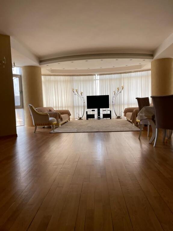 Kirayə verilir 4 otaqlı yeni tikili, 200 m², 28 May m.-1