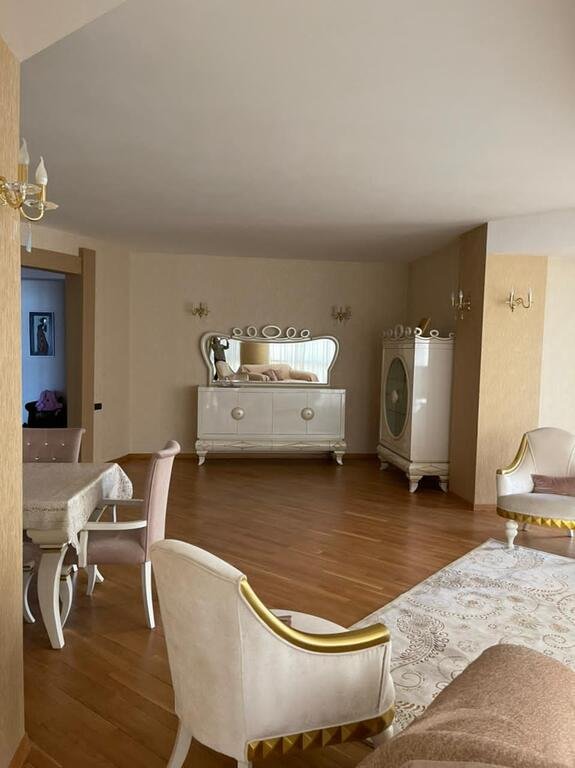 Kirayə verilir 4 otaqlı yeni tikili, 200 m², 28 May m.-4