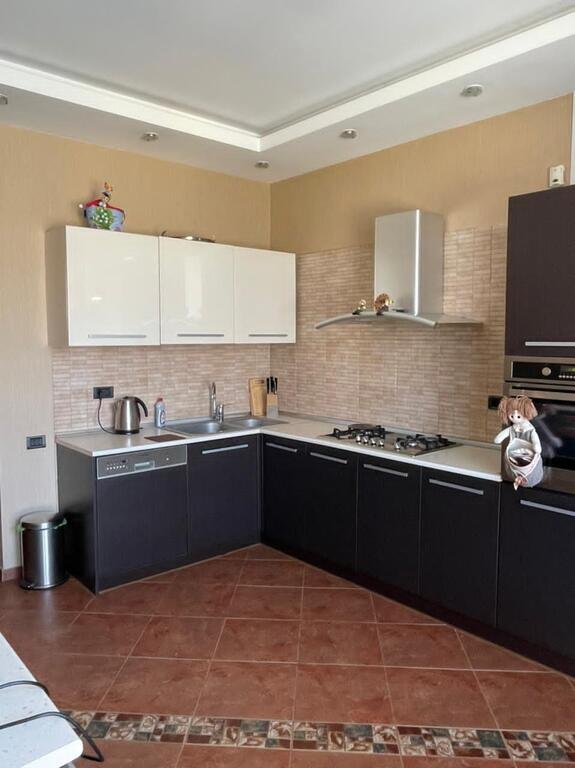 Kirayə verilir 4 otaqlı yeni tikili, 200 m², 28 May m.-9