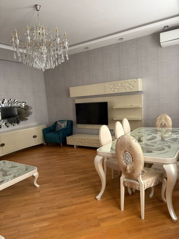 Satılır 3 otaqlı yeni tikili, 130 m², İnşaatçılar m.-4